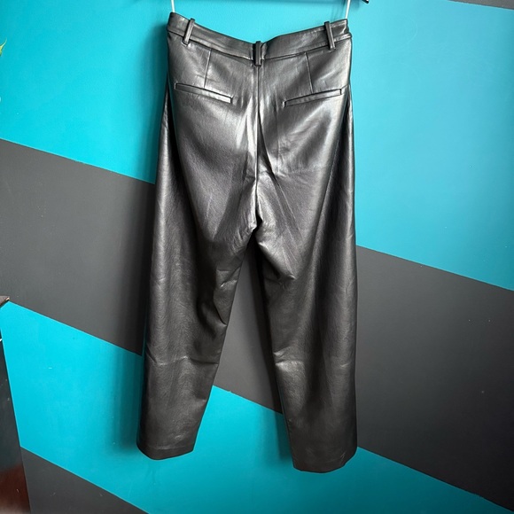 The Effortless Pant™ New
High-waisted wide-leg Vegan Leather pants si 10 - Picture 7 of 16